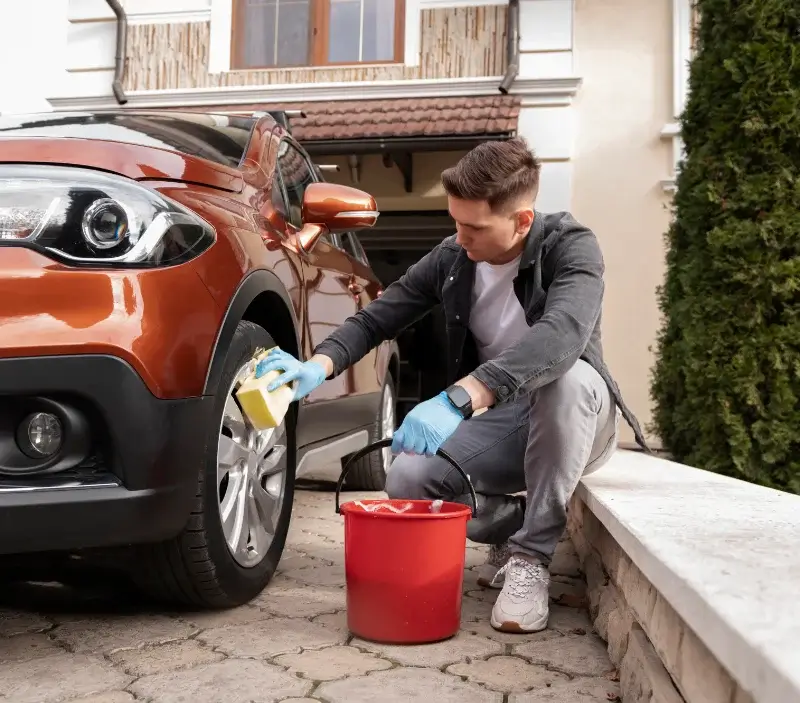 Lavage auto à domicile Montreuil-l'Argillé : professionnel intervenant sur un véhicule
